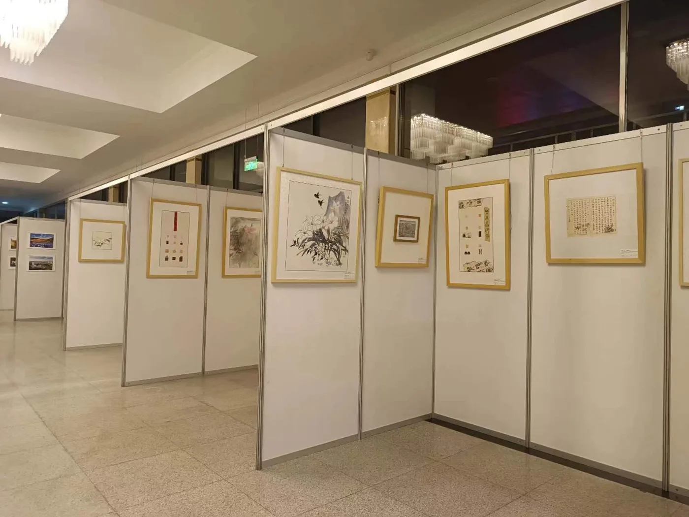 校园走廊的学生作品展板与原木画框